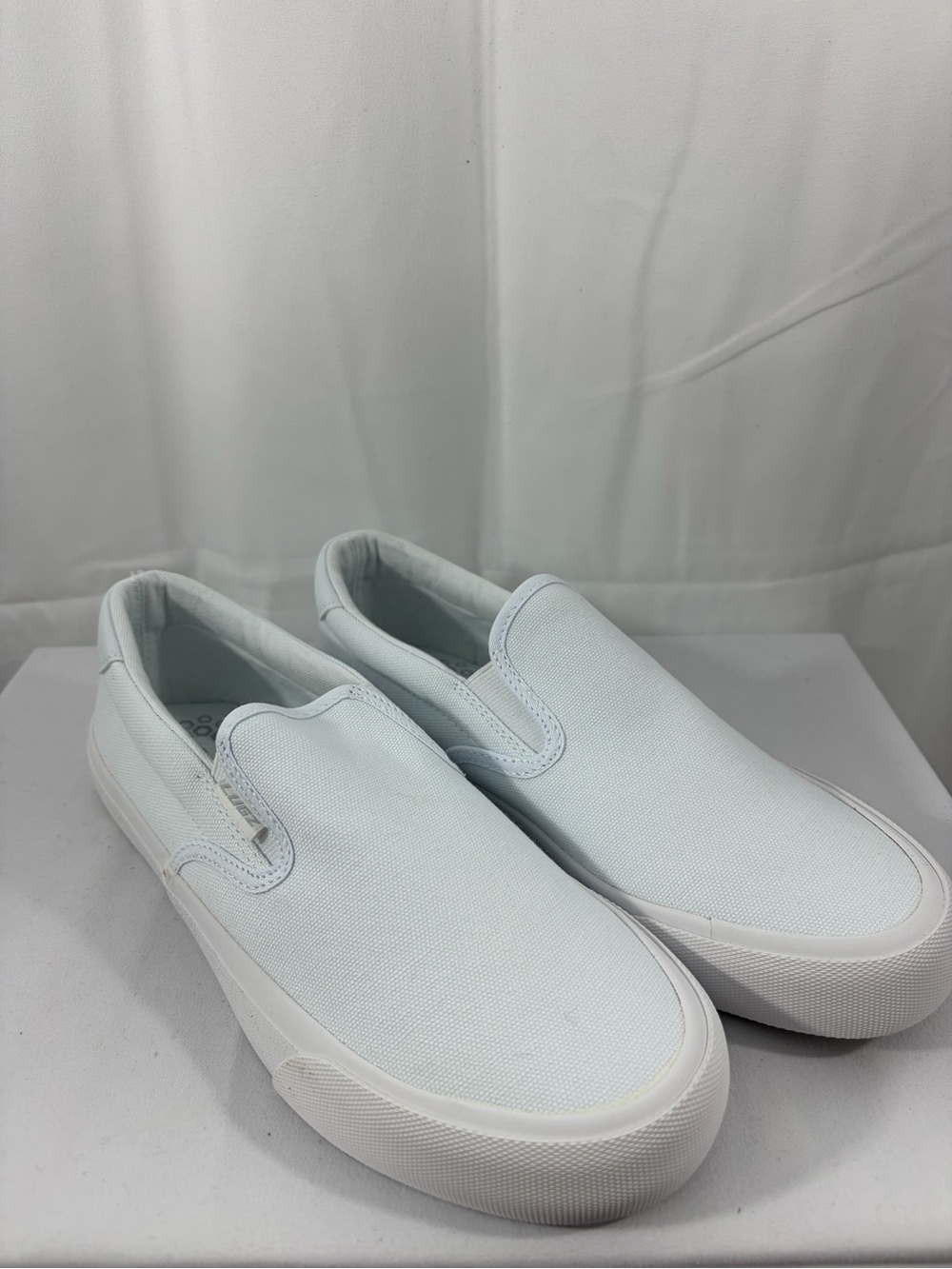 NWT Lugz Women’s Size 8 White Slip-On Sneakers